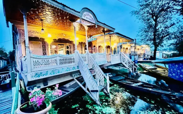 Vale of Kashmir Houseboat