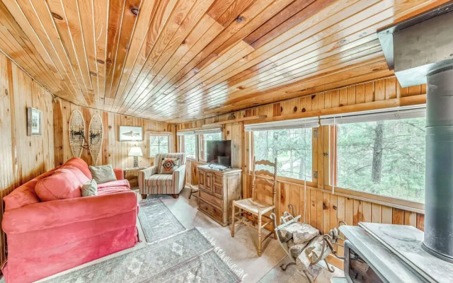 Cozy Cabin Near Grindstone Lake & Downtown!