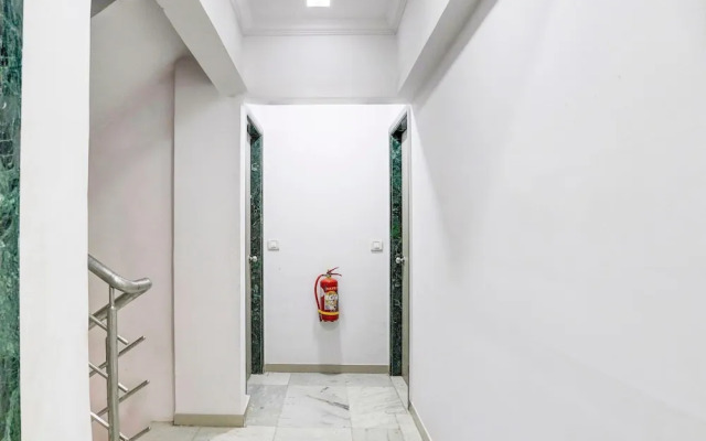 Cozy Deluxe Room Near Juhu Beach Mumbai