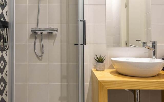 Bonja1 Light-filled Apartment w/ Balcony +AC