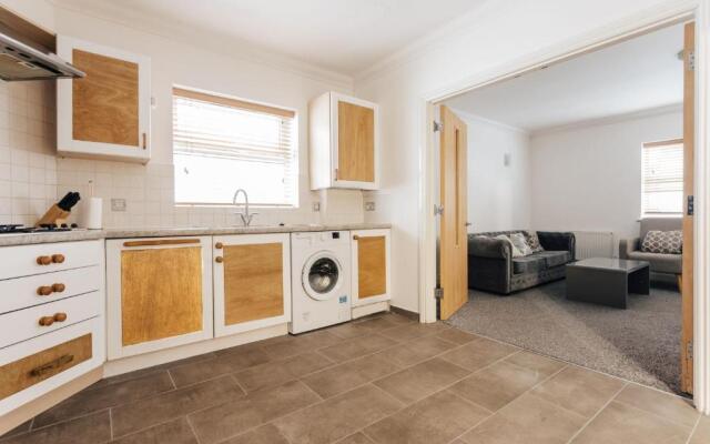 Spacious 2 bedroom flat near beach and town centre