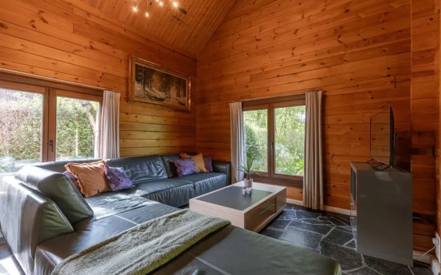 Huswell - Tranquil Retreat Cozy Chalet in the Heart of Urse