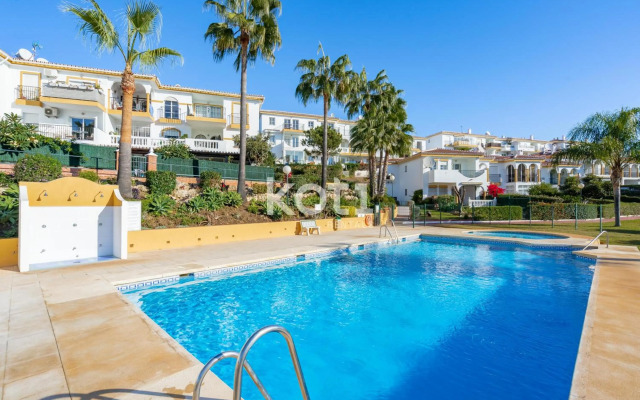 Lovely Loft with swimming pool and sea views Koti Rentals