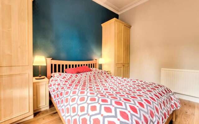 Bright and Airy Apartment in Canonmills