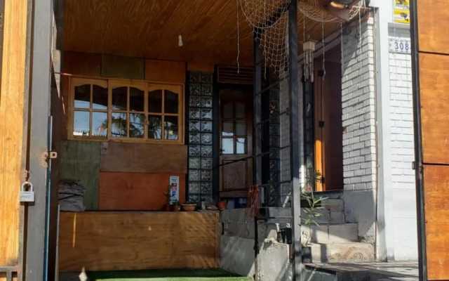 Un lugar encantador con una pequeña terraza