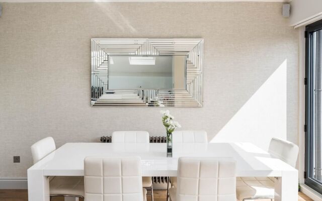 Spectacularly Stylish 2 Bed Flat Heart of Fulham