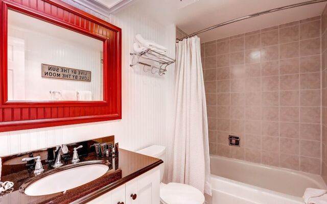 Spacious, Upgraded 2 Bdr W/ Fireplace & Hot Tub Access 2 Bedroom Condo by RedAwning