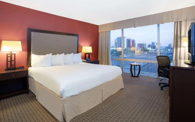 Holiday Inn Express and Suites Phoenix Midtown