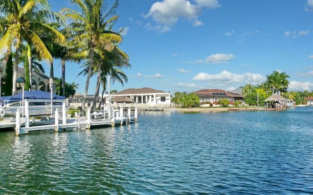 Pet-friendly Waterfront Home Near Beach With Pool