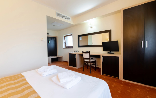 Hotel Oxford Inn & Suites