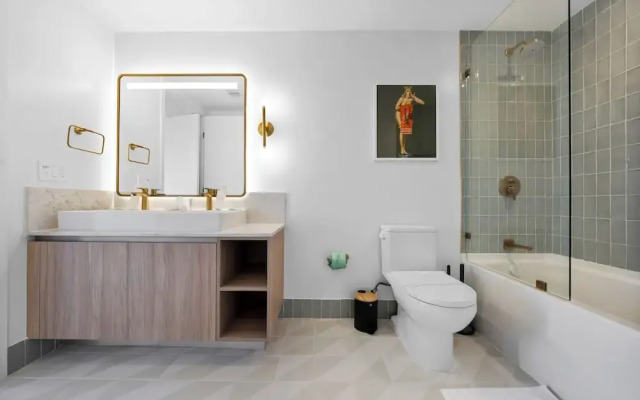 Skyline Retreat Chic 1-BR with City View