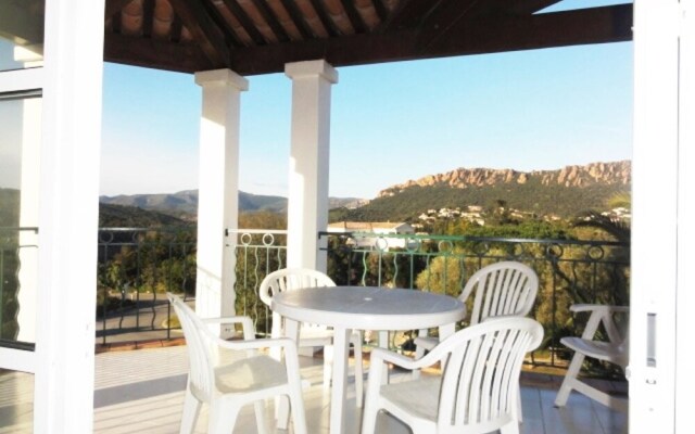Studio in Saint-raphaël, With Pool Access, Furnished Terrace and Wifi