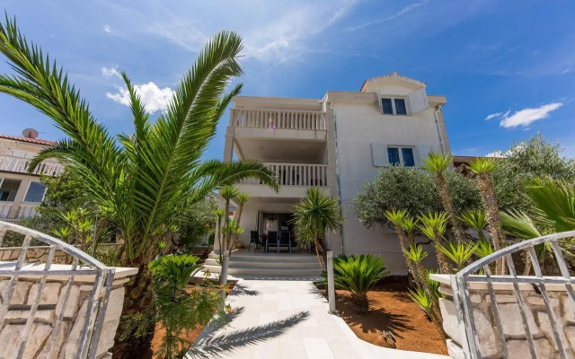 Apartment Arbanija 14825b