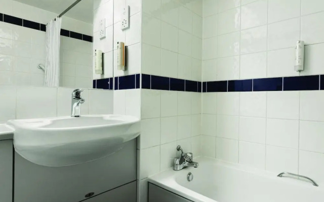 Days Inn By Wyndham Warwick South M40