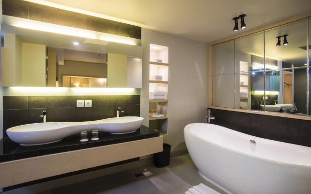 Отель Sevn Legian