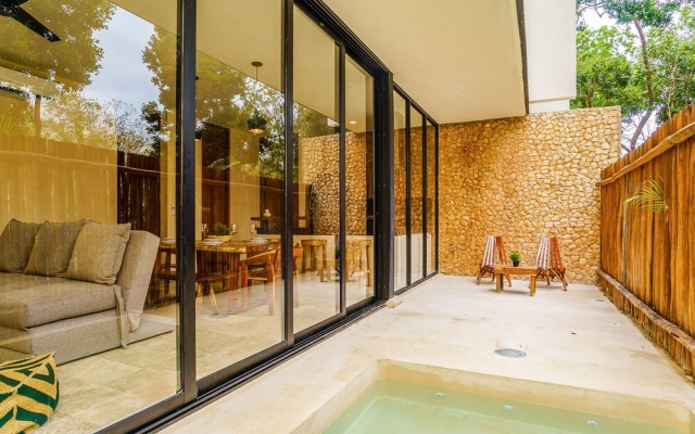 Luminous Private Pool Condo & Communal Rooftop Pool Lounge