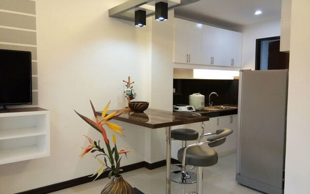 Circle-b Apartelle & Suites