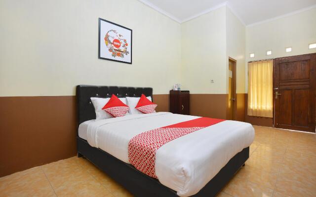 OYO 810 Idola Residence
