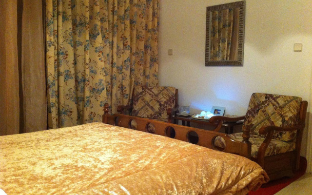 Chris Studios & Apartments