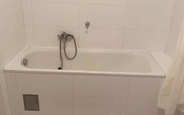 Large 3 Bedroom Family Apartment With Balcony