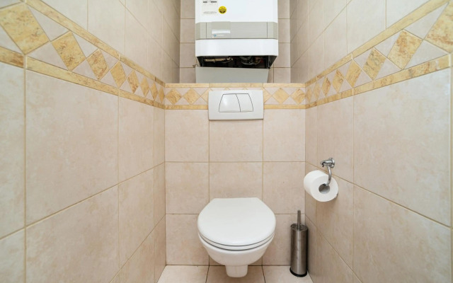 Central, Spacious, Modern 5 Bedrm duplex w/Balcony