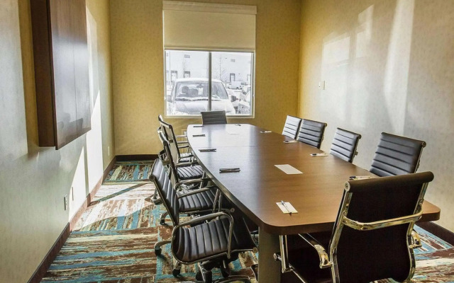 Comfort Inn & Suites Airport North