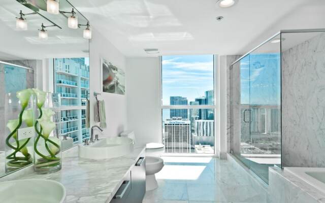 Vizcayne Luxury Condo by 1stHomeRent