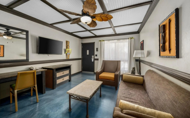 Caliente Tropics Hotel