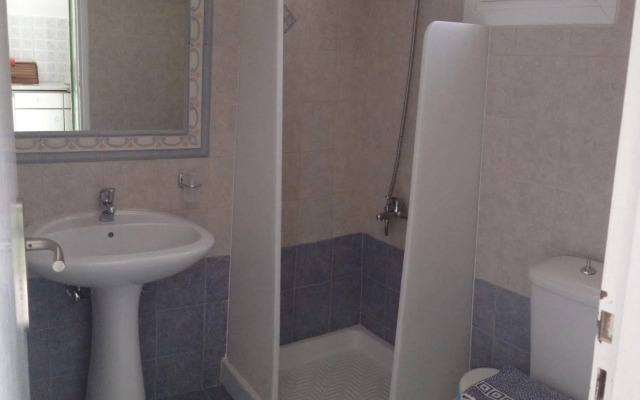 Adonis Hotel Studios & Apartments