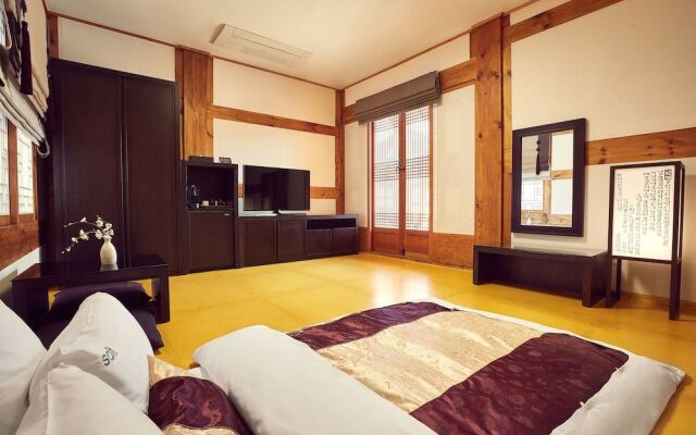 Hanok stay NAMWONYECHON by Kensington
