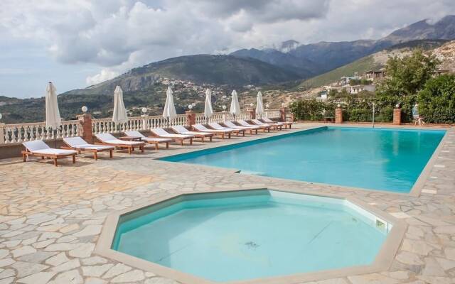 Apart-Hotel Llazari