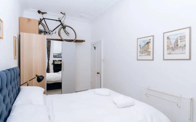 Spacious 3 Bedroom Flat in Edinburgh