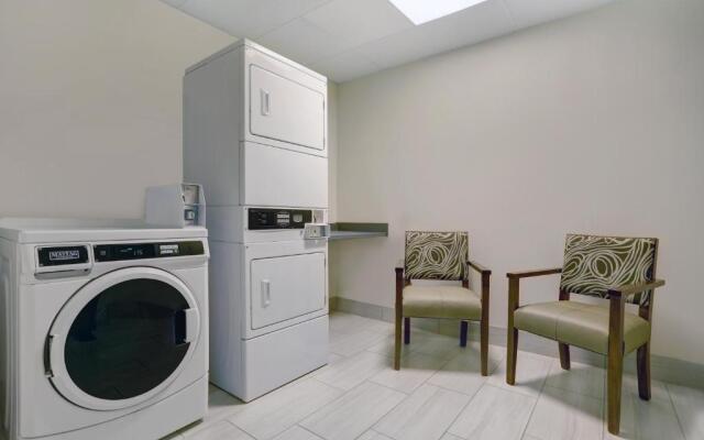 Holiday Inn Express & Suites Lenexa - Overland Park Area by IHG