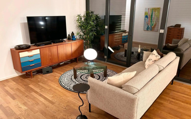 2 Bedroom Mauerpark-Apartment, Berlin Mitte View calendar