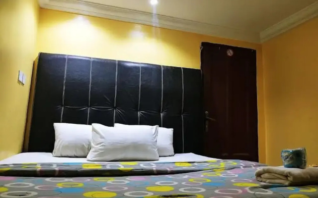 De City Hotel and Resort
