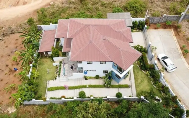 Villa - Sleeps 10 - Communal Pool - Parking