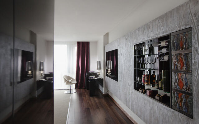 11 Mirrors Design Hotel
