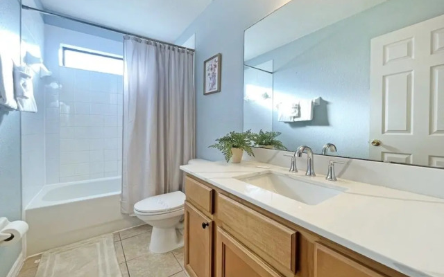 Hidden Gem 5 Bedroom Home by RedAwning