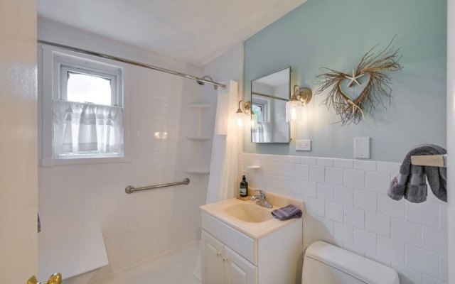 Marblehead Retreat w/ Sprawling Yard & Gas Grill!