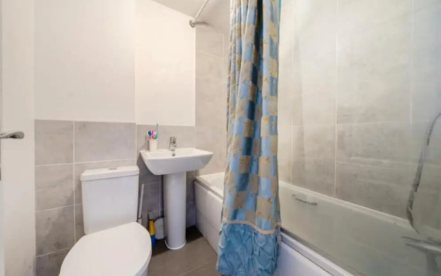 Lakeview House - Sleeps 6, Garden & Free Parking