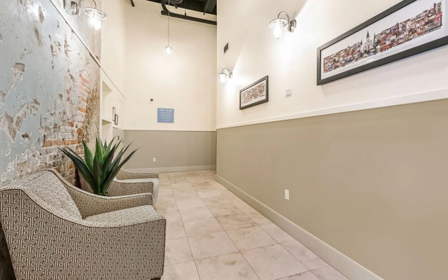 Vibrant Condo near Must-See Attractions