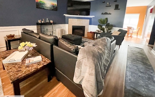 4 - Bed home, w/ Cali King Bed - 12 mins. to DTWN