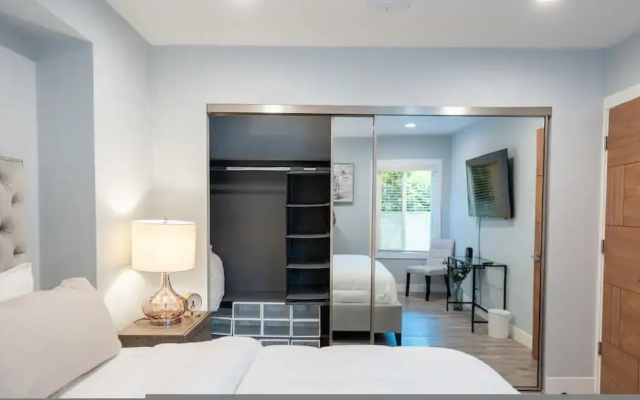 Upscale Upgraded Beautiful Spacious 3BR House in Encino Fully Renovated With Garage Very Large Fenced Yard Patio AT END OF Cul-de-sac p84
