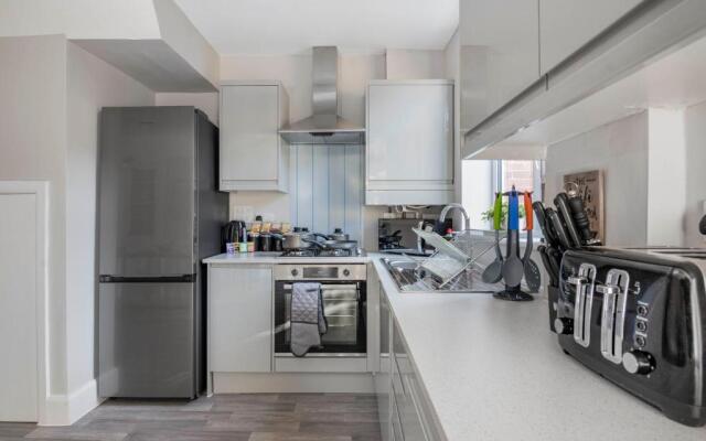 Spacious 3 Bed House, Netflix, Garden, Parking