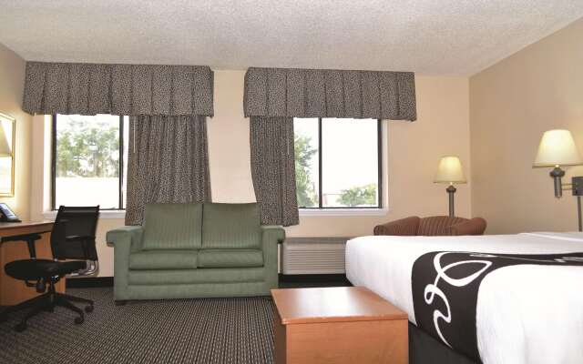 La Quinta Inn & Suites by Wyndham Tampa Fairgrounds - Casino