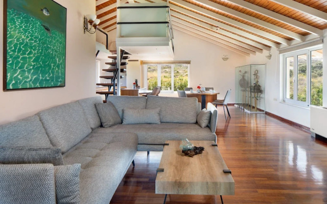 Villa Elihrisos-private Heated Pool Near the sea