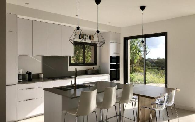 Splendide villa d'architecte vue sur la baie de Pinarellu