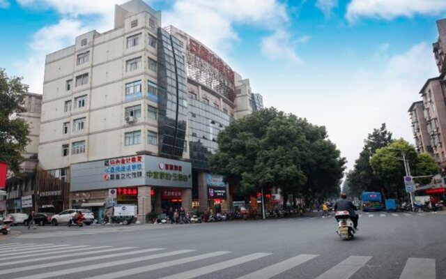 Zhongyi Light Luxury Cloud Hotel (Anqing City Renmin Road Pedestrian Street Xiaosu Road Branch)