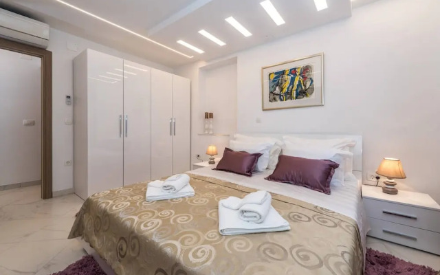 Good Life, Luxury Seafront Apartment