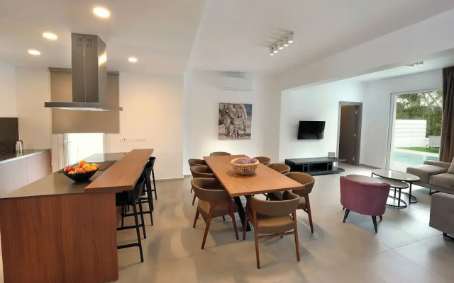 Sun & Moon Luxury 4-bedroom Villa